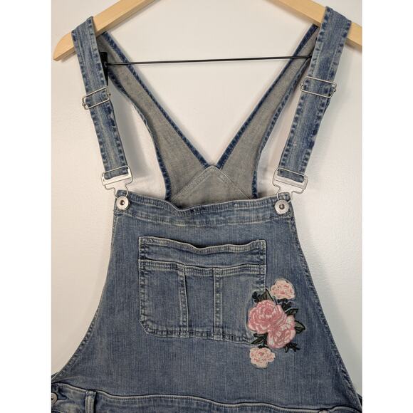 NWT Torrid Floral Embroidered Vintage Stretch Crop Overalls in Medium Wash - Picture 5 of 9